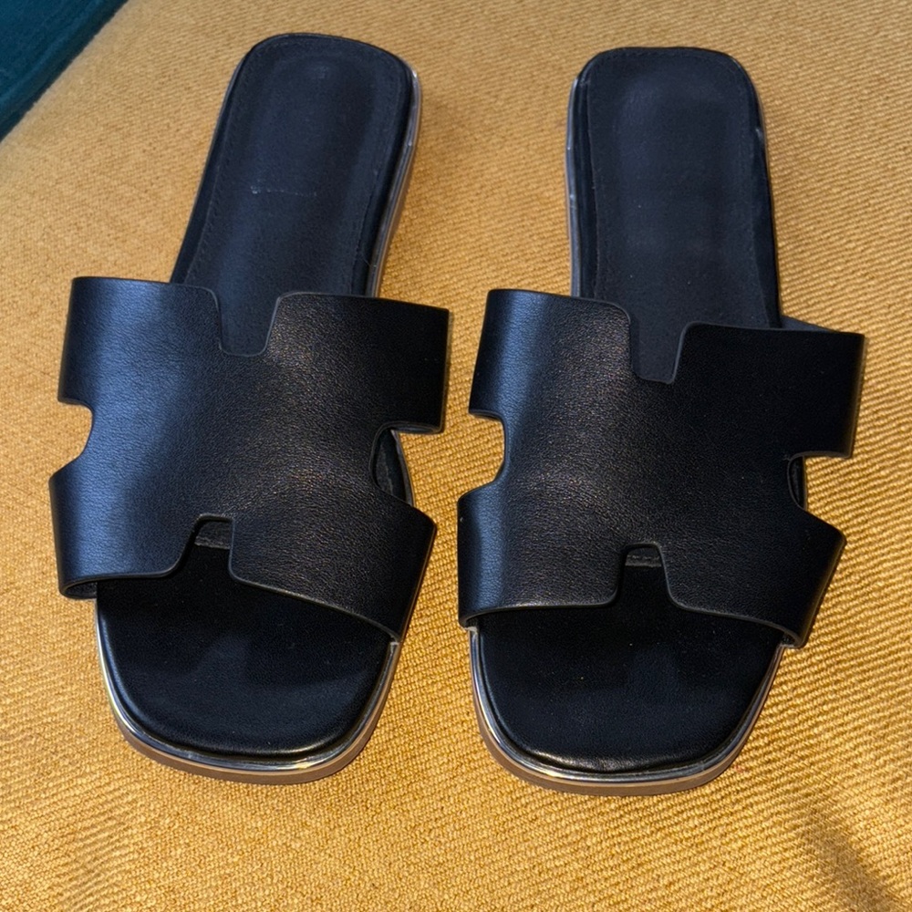 Women's Black Slide Sandals Great Preloved Condition- classic/soft faux leather